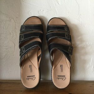 CLARKS Women's Delana Damir Wedge Sandal 8.5 M Black Textured Leather.